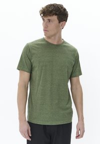 Tricou verde cu dungi, gât închis, cu mâneci scurte, realizat dintr-o țesătură ușoară. Textură subtilă, se potrivește cu pantaloni închiși la culoare pentru contrast.