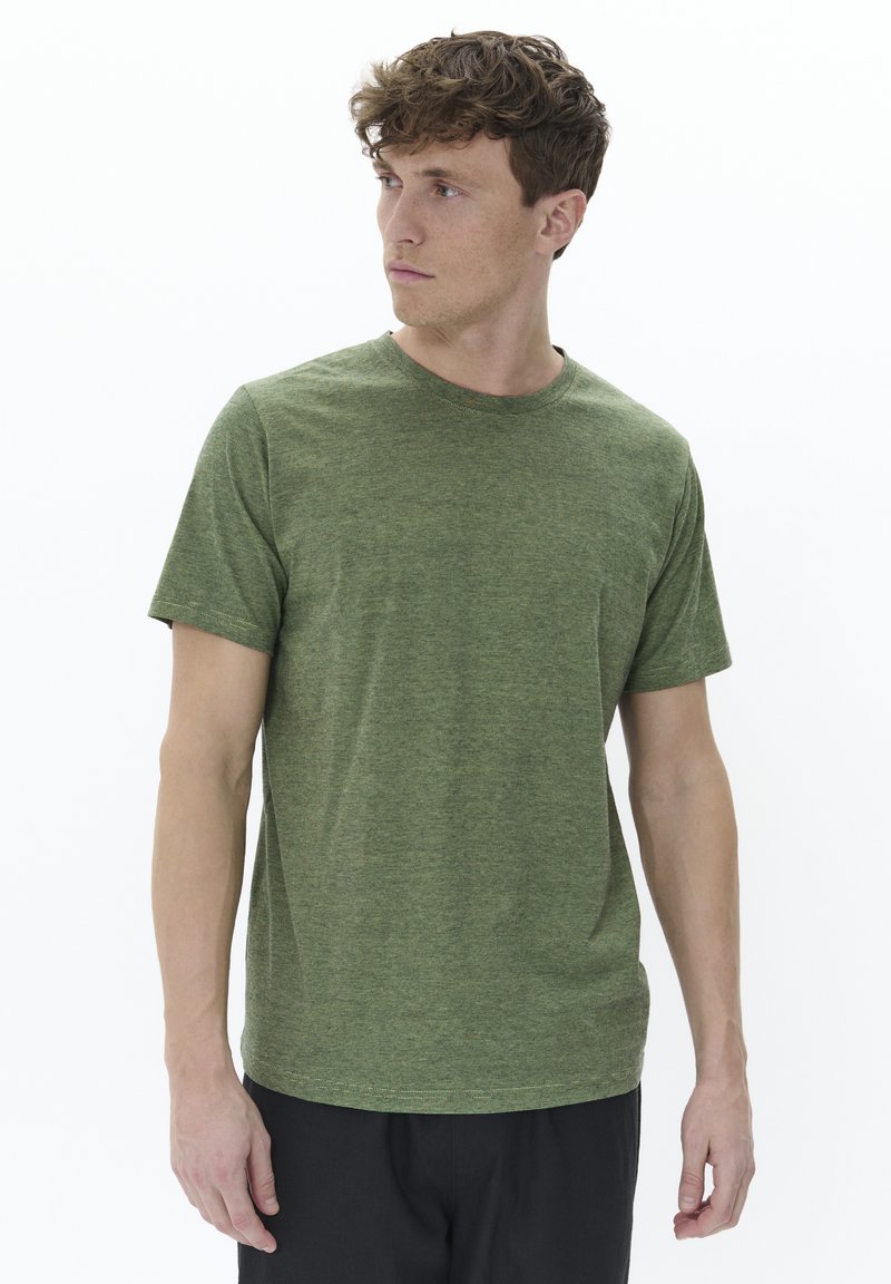 Tricou verde cu dungi, gât închis, cu mâneci scurte, realizat dintr-o țesătură ușoară. Textură subtilă, se potrivește cu pantaloni închiși la culoare pentru contrast.