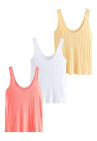 Tre ribbede tanktops i koral, hvid og gul. Hver har en rund halsudskæring og en blød tekstur med en afslappet pasform.