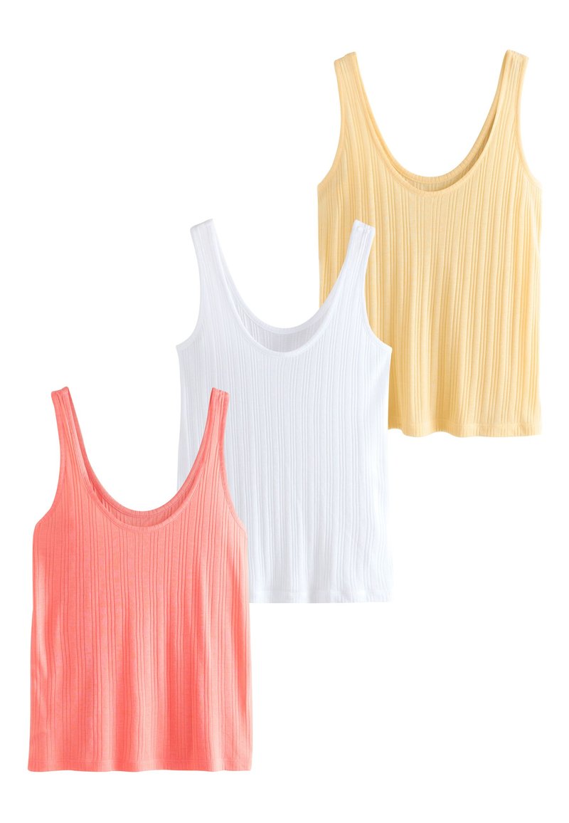 Tre ribbede tanktops i koral, hvid og gul. Hver har en rund halsudskæring og en blød tekstur med en afslappet pasform.