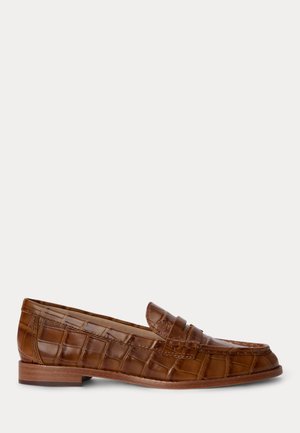 Ruskea nahkainen loafer, krokotiilikuosilla, matalalla pino-pohjalla ja penny-nauhalla, esitetty sivuprofiilissa valkoisella taustalla.