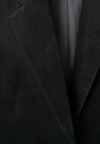 Czarny aksamitny żakiet z wyprofilowanym kołnierzem, gładką teksturą i szarym podszewką. Posiada subtelny połysk oraz dopasowany krój.