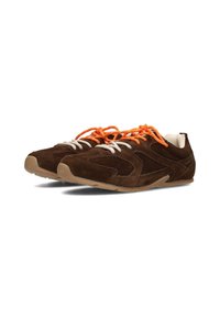 Braune Wildlederschuhe mit orangefarbenen und weißen Schnürsenkeln, die ein niedriges Profil, ein geschwungenes Design und strukturierte Akzente im Obermaterial aufweisen.