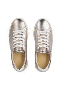 Sneakers argentati metallici con lacci bianchi, punta rotonda, texture liscia, colletto imbottito e marchio sulla soletta.