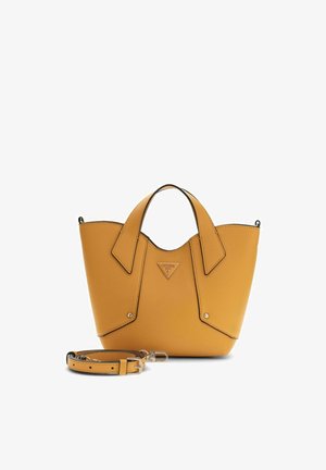 Petit sac à main en cuir jaune moutarde avec deux poignées courtes, bandoulière amovible et plaque triangulaire avec le logo Guess sur le devant.