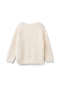 Miękki, puszysty sweter w kolorze kremowym z długim rękawem i okrągłym dekoltem, wyłożony płasko na białym tle.
