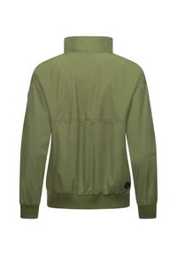 Maslinasto zeleni bomber jakna s visokim ovratnikom, elastičnim manžetama i suženim strukom. Opremljena je glatkim, laganim materijalom i logotipom.