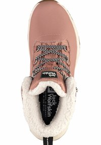 Bota de senderismo rosa claro con un upper sintético texturizado, cordones de patrón en blanco y negro, y un cuello forrado de suave piel sintética para mayor calidez.