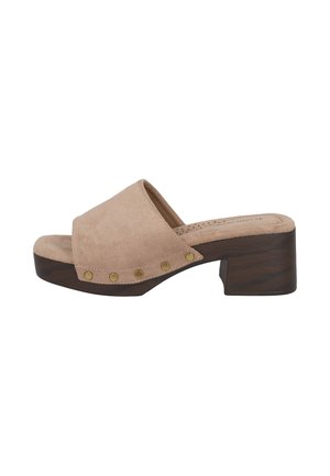Sandalia mule beige de ante con puntera abierta, tacón bloque de madera y tachuelas decorativas de latón a lo largo de la tira lateral.
