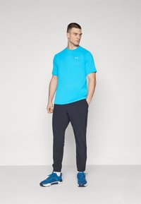 Under Armour TECH REFLECTIVE  - Sportovní tričko - capri/reflective