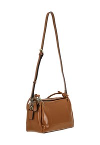 Barna bőrtáska cipzáras felső résszel, állítható pánttal és díszes kiegészítőkkel. Simább felületű, lekerekített formájú, finom részletekkel.