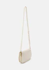 Weiße Leder-Crossbody-Tasche mit einem eleganten Design, verstellbarem Tragegurt, goldenen Beschlägen und einer glatten Textur, die eine rechteckige Form aufweist.
