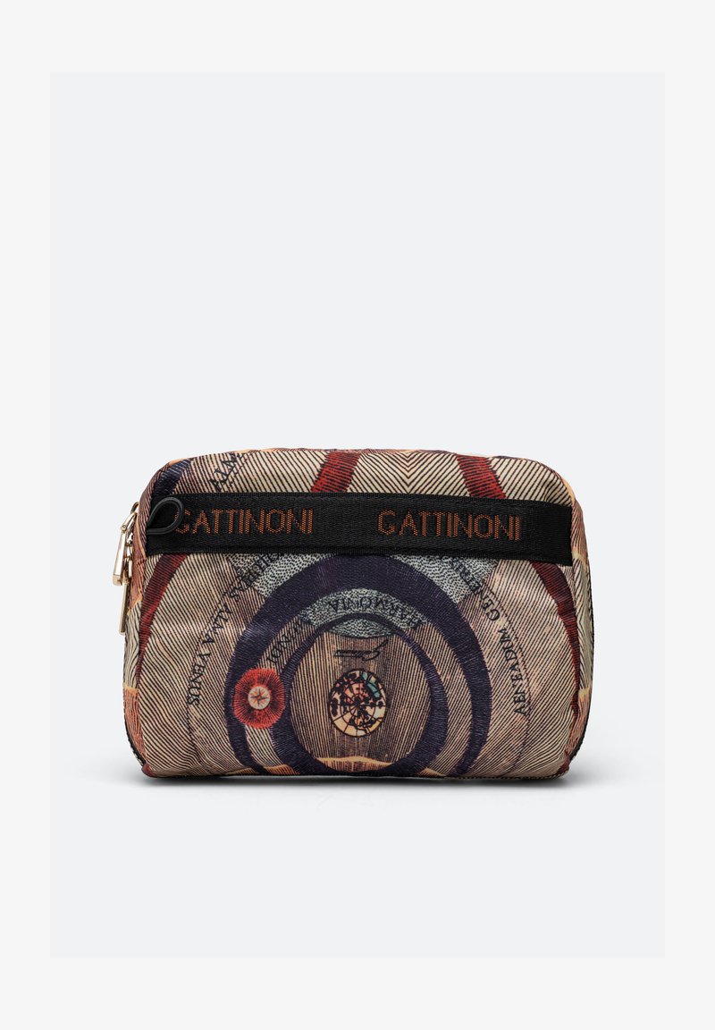 Bolsa con cremallera en tejido texturizado, que presenta un colorido patrón geométrico, acentuada con una etiqueta negra en relieve con la marca "Gattinoni."