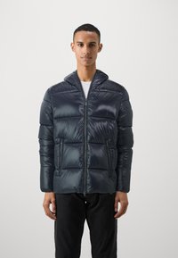 Marineblaues Wattierte Jacke mit einem Reißverschluss vorne, Kapuze und zwei Seitentaschen. Hergestellt aus glänzendem, gestepptem Material mit glatter Textur.