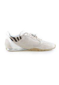 Baskets en daim beige avec talon argenté métallique, accent rayé zèbre près de la cheville et lacets beiges sur fond blanc.