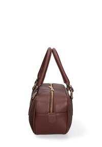 Borsa a tracolla in pelle marrone con superficie testurizzata, zip dorata, doppi manici e forma rettangolare. Presenta dettagli sui lati per un tocco di eleganza.