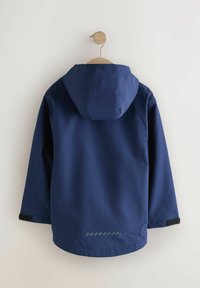 Waterdichte marineblauwe jas met capuchon, voorzien van een gladde textuur, klittenband manchetten en een reflecterende strip langs de zoom.