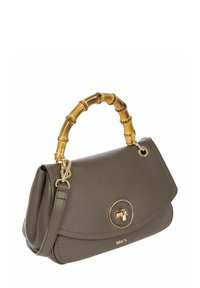 Sac à main en cuir gris avec un fermoir circulaire doré, une anse en bambou et une bandoulière détachable ; présente un design à rabat et le logo de la marque embossé.