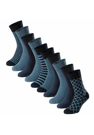 Neuf paires de chaussettes montantes pour hommes, alternant bleu marine uni et bleu avec des motifs rayés, losanges et géométriques, disposées en ligne diagonale.