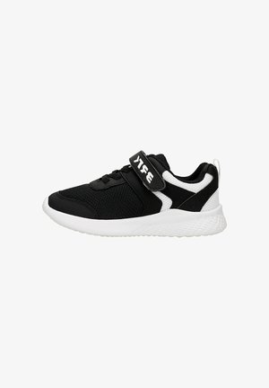 Zwarte sportieve schoen met een bovenwerk van mesh, witte accenten, een klittenbandsluiting en een gestructureerde rubberen zool. Ronde neus en lichtgewicht ontwerp.