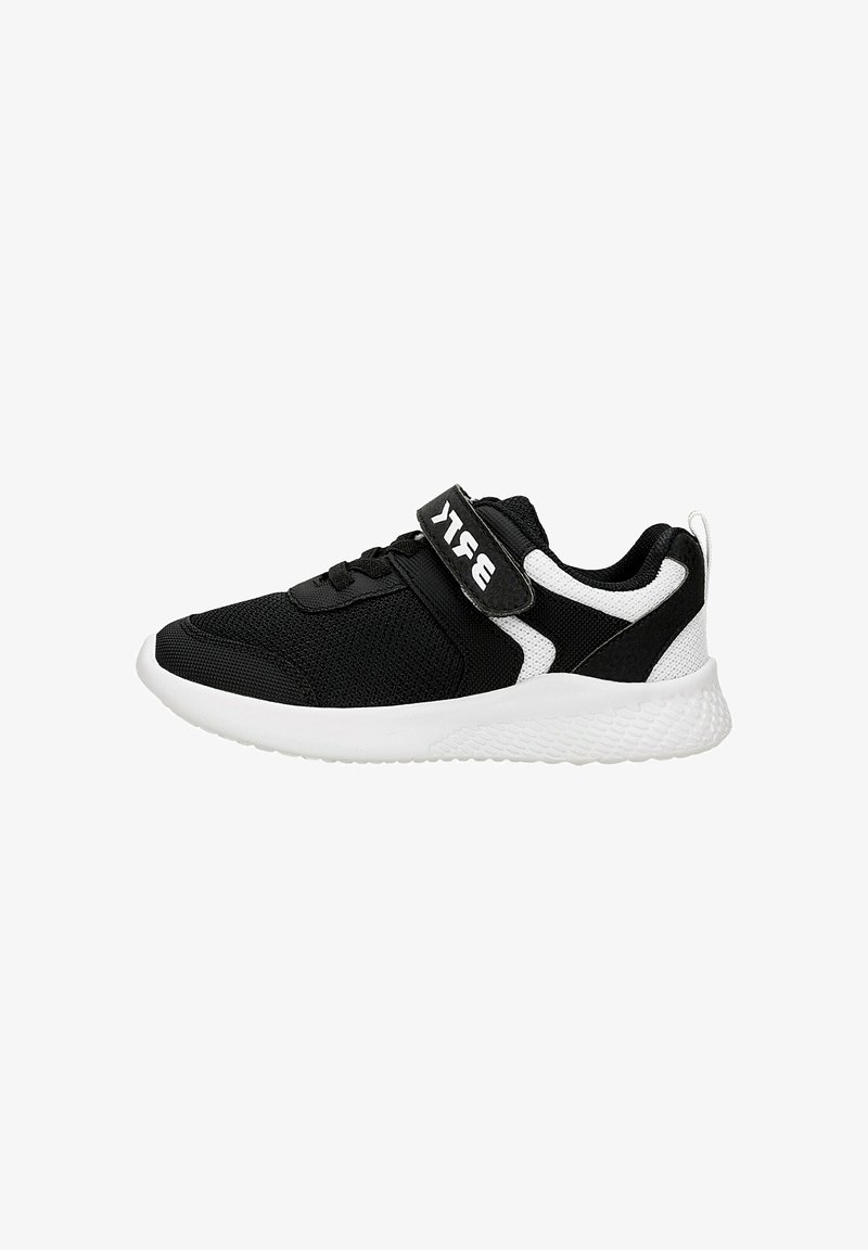 Czarne buty sportowe z siateczkowym wierzchem, białymi akcentami, rzepem i teksturowaną gumową podeszwą. Zaokrąglony nosek i lekka konstrukcja.
