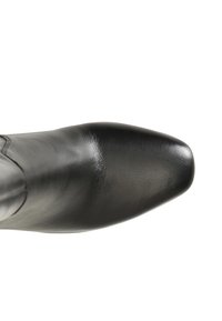 Bota de cuero negro con punta cuadrada y textura suave. Presenta costuras sutiles a lo largo de los lados, creando una silueta elegante.