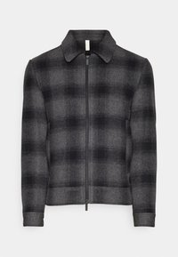 Grå och svart rutig zip-up jacka för män med krage och långa ärmar, uppvisad mot en vit bakgrund.