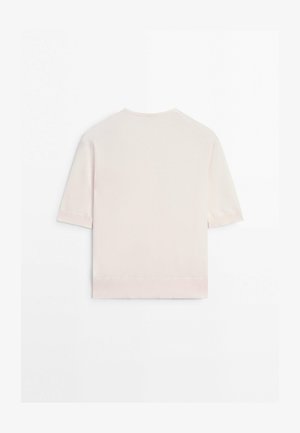 Einfarbiger hellrosa kurzärmeliger Strickpullover mit rundem Ausschnitt und geripptem Saum sowie Bündchen, von hinten gezeigt.