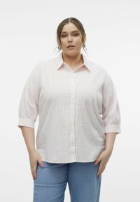 Heled roosa nööpidega särk vertikaalsete valgete triipudega, krae, kolmeveerandsleeved, rullitavad mansetid, tekstuuriga kangas.