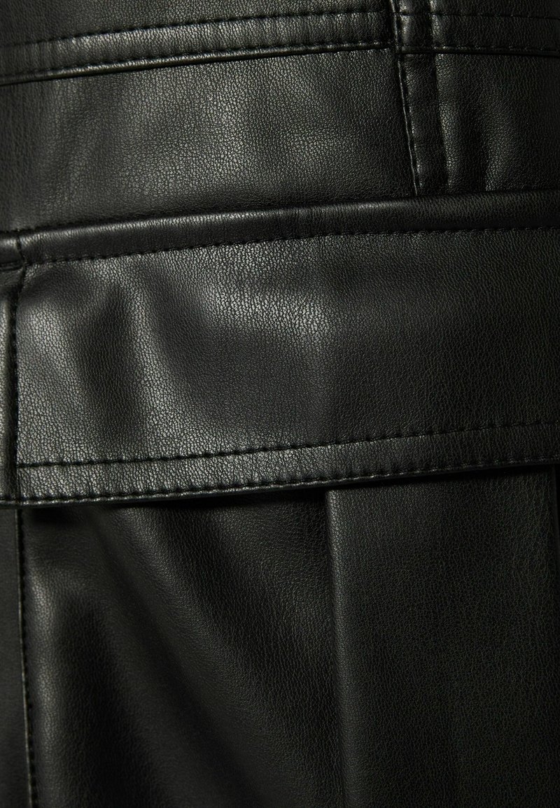 Bershka Pantalones cargo black/negro (Segunda mano)