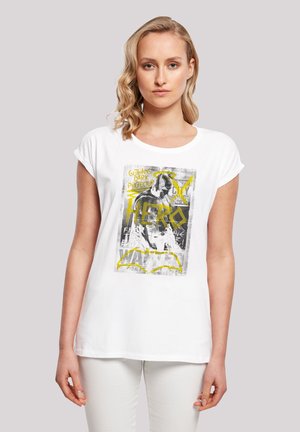 Weißes T-Shirt mit kurzen Ärmeln, das mit einem grafischen Druck in Grau und Gelb versehen ist, der einen Superhelden zeigt mit dem Text "Gothams Dunkler Beschützer."