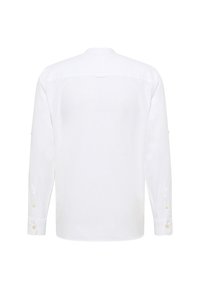 Camicia bianca a maniche lunghe realizzata in un tessuto leggero con una consistenza liscia, dotata di polsini con bottone e un design semplice senza colletto.