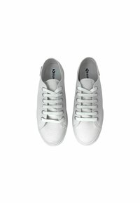 Sneakers bianchi in tela con punta rotonda, tessuto testurizzato, lacci piatti e design minimalista. Presenta il logo sulla soletta e sulla linguetta laterale.