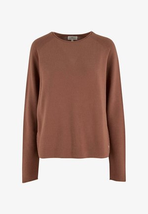 Barna, hosszú ujjú kötött pulóver kerek nyakkivágással és raglán ujjal, fehér háttér előtt bemutatva.