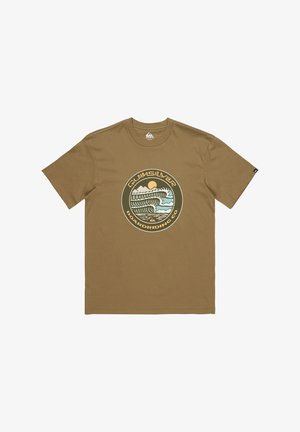 Hnedé bavlnené tričko s kruhovým grafickým dizajnom zobrazujúcim oceánske vlny, hory a text "Quiksilver Boardriding Co."