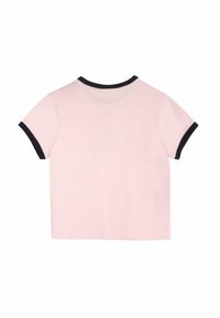 Tričko s krátkým rukávem ve světle růžové barvě z bavlny s námořnickými modrými lemy na límci a rukávech, s jednoduchým a čistým designem.