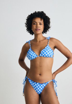 Blauwwit geruite bikini met een geschulpte ontwerp, verstelbare banden op de schouders en heupen, en een zachte materiaaltextuur.