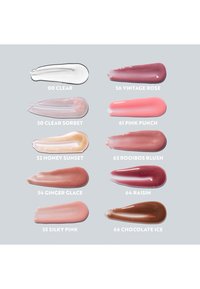 Ti prøver av leppeprodukter på en lys grå bakgrunn; fargene inkluderer klar, ulike rosa nyanser og nøytrale toner, som viser en blank tekstur.