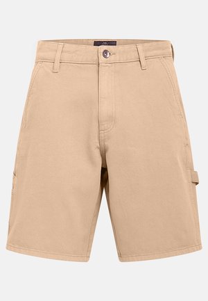 Beige katoenen shorts met een vlakke voorkant, knoopsluiting, zijzakken en een cargozak aan de linkerpijp. Stiksel details zichtbaar.