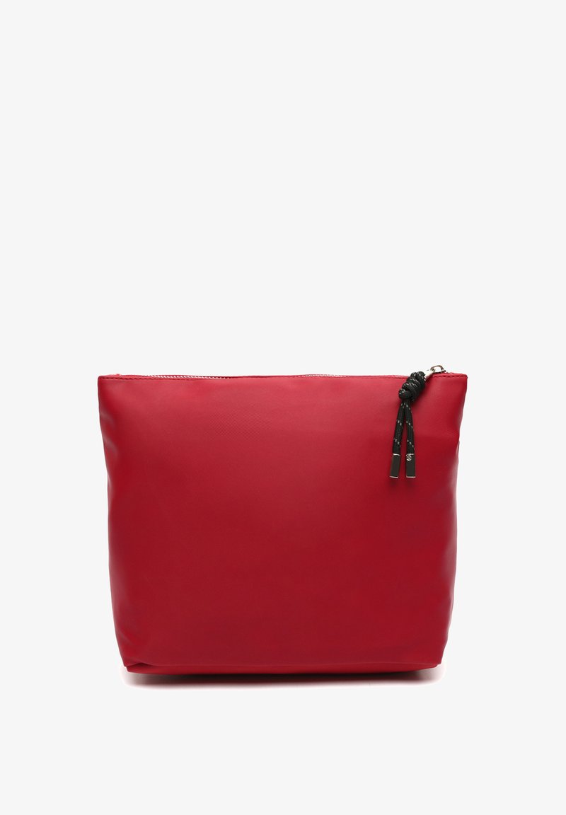 Červená zipsová taška vyrobená z hladkého syntetického materiálu má uzlový akcent na ťahadle zipsu a jednoduchý obdĺžnikový tvar.