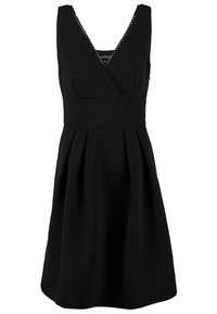 Robe noire sans manches avec col en V, taille cintrée, bordure en dentelle le long du décolleté, et jupe évasée plissée en ligne A.