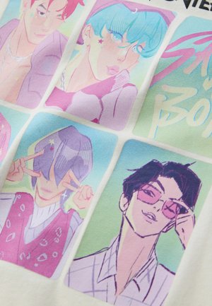 Grafiškas marškinėlius su keturiomis spalvingomis, stilizuotomis portretų kompozicijomis pastelinėmis spalvomis, kuriose personažai demonstruoja skirtingas pozas ir aksesuarus.