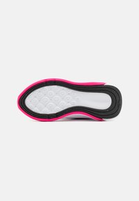 Schoenzool met een witte basis en roze accenten. Heeft een gestructureerd oppervlak met ronde patronen en een zwarte rubberen rand. Duurzaam ontwerp.