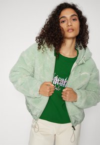 On Vacation NEW VISIONS BERLIN - Ελαφρύ μπουφάν - sage