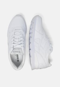 Scarpe sportive bianche con tomaia in pelle liscia, design con lacci, linguetta testurizzata e suola con motivo per una migliore aderenza.