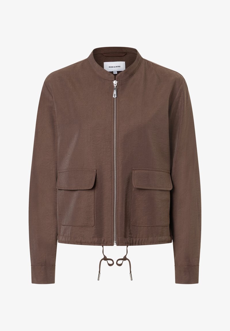Veste marron à manches longues avec fermeture éclair devant, deux poches à rabat, un col officier et des cordons ajustables à l’ourlet.