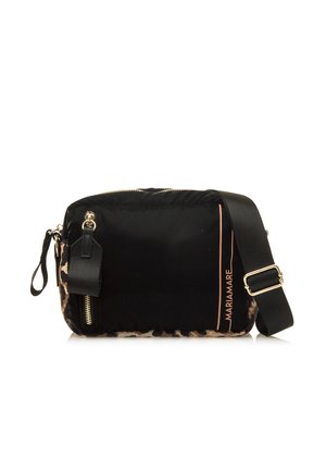 Schwarze Nylon-Crossbody-Tasche mit Leopardenmuster am Boden, goldenen Beschlägen und verstellbarem Riemen. Sie verfügt über ein Reißverschlussfach und ein Logo-Detail.