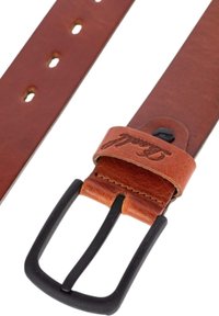 Cinturón de cuero marrón con un acabado texturizado, que presenta una hebilla de metal negro y un lazo de cuero desgastado con detalles en relieve.