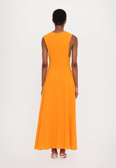 Long, sleeveless dress made of bright orange fabric, with a fitted bodice and flared skirt, featuring a discreet zipper at the back.