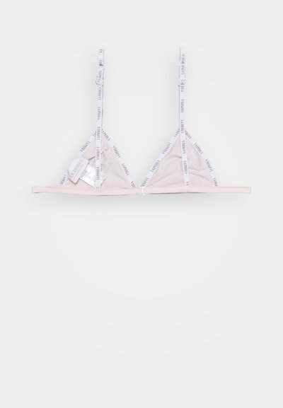 Bralette triangular em rosa claro com alças brancas ajustáveis, apresentando texto de logotipo repetido. O tecido é suave e com um leve brilho.